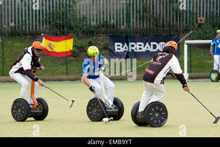 Rugby, Warwickshire, Regno Unito. 19 Aprile, 2015. I giocatori di competere nel primo mai international Segway Polo torneo che si terrà nel Regno Unito. Squadre provenienti da Europa nonché Barbados ha preso parte. Tra le squadre del Regno Unito era uno dalla BBC TV Fare clic su Programma. Un giocatore ospite nel team di Barbados è stata Amy Williams, le Olimpiadi Invernali Gran Bretagna gold medallist. Credito: Colin Underhill/Alamy Live News Foto Stock