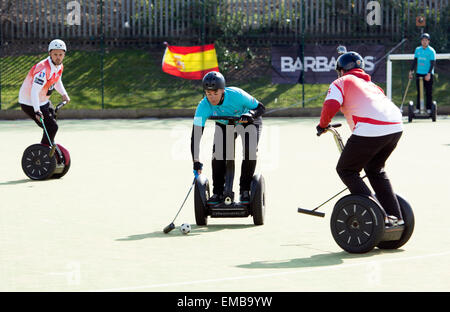 Rugby, Warwickshire, Regno Unito. 19 Aprile, 2015. I giocatori di competere nel primo mai international Segway Polo torneo che si terrà nel Regno Unito. Squadre provenienti da Europa nonché Barbados ha preso parte. Tra le squadre del Regno Unito era uno dalla BBC TV Fare clic su Programma. Un giocatore ospite nel team di Barbados è stata Amy Williams, le Olimpiadi Invernali Gran Bretagna gold medallist. Credito: Colin Underhill/Alamy Live News Foto Stock