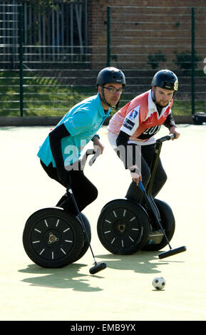 Rugby, Warwickshire, Regno Unito. 19 Aprile, 2015. I giocatori di competere nel primo mai international Segway Polo torneo che si terrà nel Regno Unito. Squadre provenienti da Europa nonché Barbados ha preso parte. Tra le squadre del Regno Unito era uno dalla BBC TV Fare clic su Programma. Un giocatore ospite nel team di Barbados è stata Amy Williams, le Olimpiadi Invernali Gran Bretagna gold medallist. Credito: Colin Underhill/Alamy Live News Foto Stock