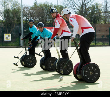 Rugby, Warwickshire, Regno Unito. 19 Aprile, 2015. I giocatori di competere nel primo mai international Segway Polo torneo che si terrà nel Regno Unito. Squadre provenienti da Europa nonché Barbados ha preso parte. Tra le squadre del Regno Unito era uno dalla BBC TV Fare clic su Programma. Un giocatore ospite nel team di Barbados è stata Amy Williams, le Olimpiadi Invernali Gran Bretagna gold medallist. Credito: Colin Underhill/Alamy Live News Foto Stock