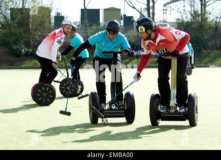 Rugby, Warwickshire, Regno Unito. 19 Aprile, 2015. I giocatori di competere nel primo mai international Segway Polo torneo che si terrà nel Regno Unito. Squadre provenienti da Europa nonché Barbados ha preso parte. Tra le squadre del Regno Unito era uno dalla BBC TV Fare clic su Programma. Un giocatore ospite nel team di Barbados è stata Amy Williams, le Olimpiadi Invernali Gran Bretagna gold medallist. Credito: Colin Underhill/Alamy Live News Foto Stock