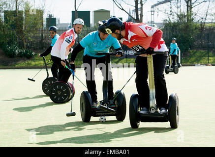 Rugby, Warwickshire, Regno Unito. 19 Aprile, 2015. I giocatori di competere nel primo mai international Segway Polo torneo che si terrà nel Regno Unito. Squadre provenienti da Europa nonché Barbados ha preso parte. Tra le squadre del Regno Unito era uno dalla BBC TV Fare clic su Programma. Un giocatore ospite nel team di Barbados è stata Amy Williams, le Olimpiadi Invernali Gran Bretagna gold medallist. Credito: Colin Underhill/Alamy Live News Foto Stock