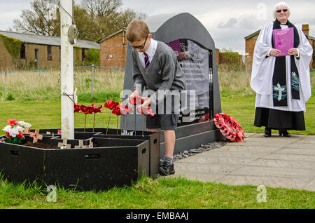 Dieci papaveri in ceramica dal " sangue spazzata di terre e mari di rosso' arte di installazione sono state "piantata' durante un servizio di ricordo a Stow Maries Aerodrome, in memoria del avieri del 37 (Home) Difesa squadrone che morì mentre serve lo squadrone durante la Prima Guerra Mondiale Foto Stock