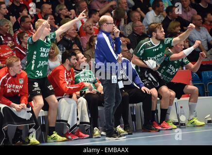 Kassel, Germania. Xix Apr, 2015. Il banco danese con pullman Noorgard Ole (C) gioire dopo un obiettivo a livello europeo Handball Federation Cup quarti di finale match tra MT Melsungen e Skjern Handbold in Rothenbach Hall di Kassel, Germania, 19 aprile 2015. Foto: Uwe Zucchi/dpa - nessun filo SERVICE -/dpa/Alamy Live News Foto Stock