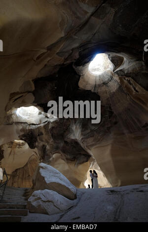 Un israeliano sposa e lo sposo in posa durante un pre Wedding photography sessione all'interno della campana grotta presso il Beit Guvrin-Maresha parco nazionale situato nelle pianure della Giudea in Israele Foto Stock