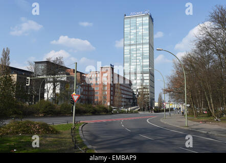 Berlino, Germania. Decimo Apr, 2015. Una vista dell'alto-aumento Al Treptowers complesso edilizio in Alt-Trepotow a Berlino, Germania, 10 aprile 2015. Foto: Jens Kalaene/dpa/Alamy Live News Foto Stock