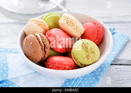 Amaretti in una ciotola sul tovagliolo blu, cibo Foto Stock