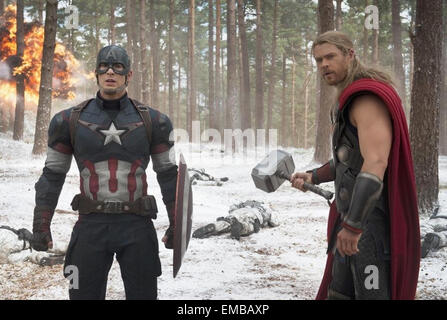 Vendicatori: ETÀ DI ULTRON 2015 Marvel film con Chris Evans a sinistra e Chris Hemsworth Foto Stock