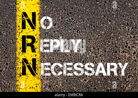Acronimo di Business NRN come Risposta non necessaria. Vernice gialla linea sulla strada contro lo sfondo di asfalto. Immagine concettuale Foto Stock