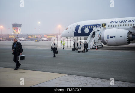 Boeing 787 Dreamliner twin-motore aereo jet delle Linee Aeree Polacche LOT sull aeroporto di Varsavia Foto Stock