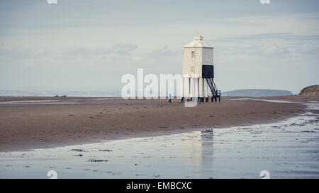 Il basso faro su palafitte sulla spiaggia a Burnham-on-Sea, Somerset, Inghilterra, Regno Unito Foto Stock