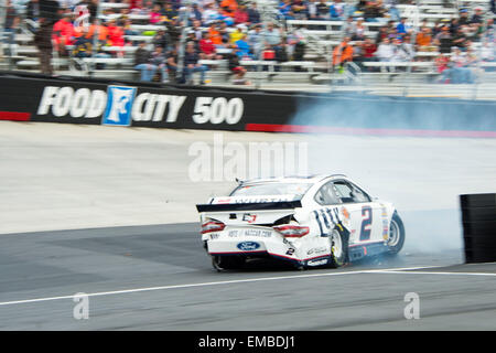 Bristol, TN, Stati Uniti d'America. Xiv Mar, 2015. Bristol, TN - Apr 19, 2015: Brad Keselowski (2) gira fuori e prende Joey Logano (22) lungo il tratto anteriore durante il cibo città 500 a Bristol Motor Speedway in Bristol, TN. © csm/Alamy Live News Foto Stock