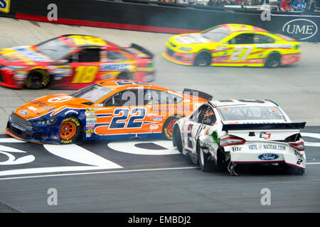 Bristol, TN, Stati Uniti d'America. Xiv Mar, 2015. Bristol, TN - Apr 19, 2015: Brad Keselowski (2) gira fuori e prende Joey Logano (22) lungo il tratto anteriore durante il cibo città 500 a Bristol Motor Speedway in Bristol, TN. © csm/Alamy Live News Foto Stock