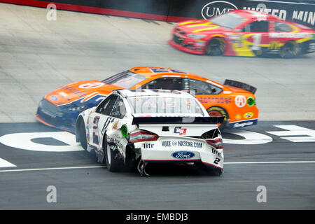 Bristol, TN, Stati Uniti d'America. Xiv Mar, 2015. Bristol, TN - Apr 19, 2015: Brad Keselowski (2) gira fuori e prende Joey Logano (22) lungo il tratto anteriore durante il cibo città 500 a Bristol Motor Speedway in Bristol, TN. © csm/Alamy Live News Foto Stock
