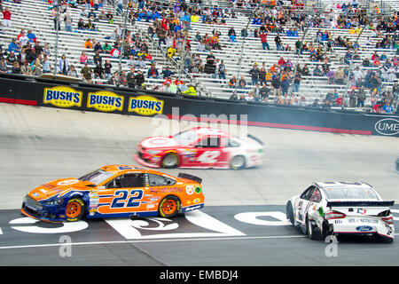Bristol, TN, Stati Uniti d'America. Xiv Mar, 2015. Bristol, TN - Apr 19, 2015: Brad Keselowski (2) gira fuori e prende Joey Logano (22) lungo il tratto anteriore durante il cibo città 500 a Bristol Motor Speedway in Bristol, TN. © csm/Alamy Live News Foto Stock