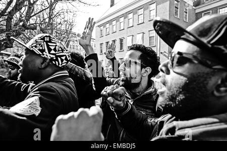 I richiedenti asilo che è stato negato il permesso di soggiorno nei Paesi Bassi ha protestato per il secondo giorno di fila nella capitale olandese. Una cinquantina di profughi africani che hanno vissuto in precedenza in un garage abbandonato ad Amsterdam hanno trasferito la loro stessi a inutilizzato un edificio adibito a ufficio. Il proprietario dell'edificio ha premuto oneri. Giovedì lo stesso gruppo è stata negata la possibilità di protesta di fronte al parlamento. Foto Stock