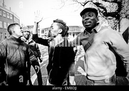 I richiedenti asilo che è stato negato il permesso di soggiorno nei Paesi Bassi ha protestato per il secondo giorno di fila nella capitale olandese. Una cinquantina di profughi africani che hanno vissuto in precedenza in un garage abbandonato ad Amsterdam hanno trasferito la loro stessi a inutilizzato un edificio adibito a ufficio. Il proprietario dell'edificio ha premuto oneri. Giovedì lo stesso gruppo è stata negata la possibilità di protesta di fronte al parlamento. Foto Stock