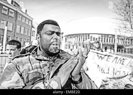 I richiedenti asilo che è stato negato il permesso di soggiorno nei Paesi Bassi ha protestato per il secondo giorno di fila nella capitale olandese. Una cinquantina di profughi africani che hanno vissuto in precedenza in un garage abbandonato ad Amsterdam hanno trasferito la loro stessi a inutilizzato un edificio adibito a ufficio. Il proprietario dell'edificio ha premuto oneri. Giovedì lo stesso gruppo è stata negata la possibilità di protesta di fronte al parlamento. Foto Stock