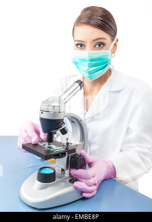 Medico donna o ricercatore scientifico mediante microscopio in un laboratorio. Foto Stock