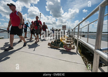 Gli atleti di ritornare al molo dopo un giorno di Dragon Boat racing event essendo mantenuto in Tavares, Florida USA Foto Stock