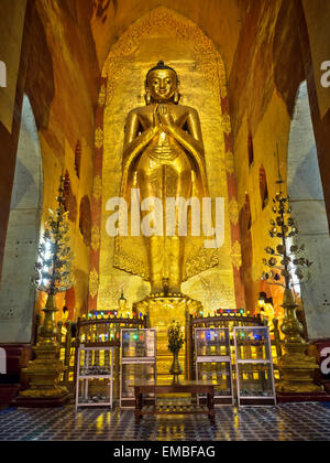 Venerata statua di Budda statua in antico tempio di Ananda in Bagan, Myanmar (Birmania). Foto Stock