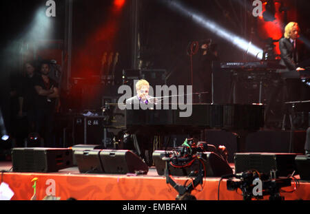 Kiev, Ucraina - 30 giugno 2012: Singer Sir Elton John esegue sul palco durante la carità anti-AIDS concerto presso la Piazza indipendenza il 30 giugno 2012 a Kiev, Ucraina Foto Stock