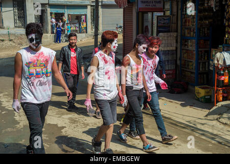 Un gruppo di ragazzi nepalesi celebrano Holi festival in Kathmandu Foto Stock