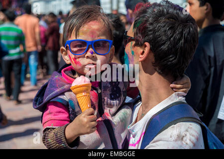 Un papà e sua figlia durante Holi festival in Kathmandu Foto Stock