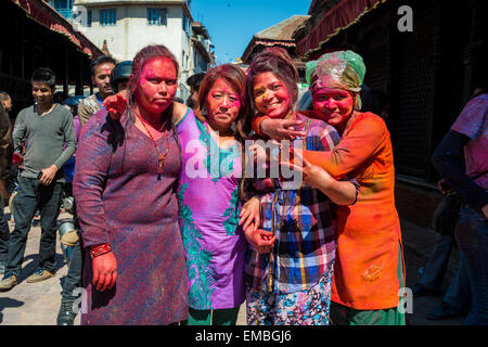 Quattro ragazze con la vernice sulla faccia sono celebrare Holi festival in Kathmandu, marzo 2015. Foto Stock