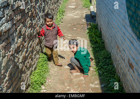 Due ragazzi nepalesi in un vicolo, Kathmandu Foto Stock