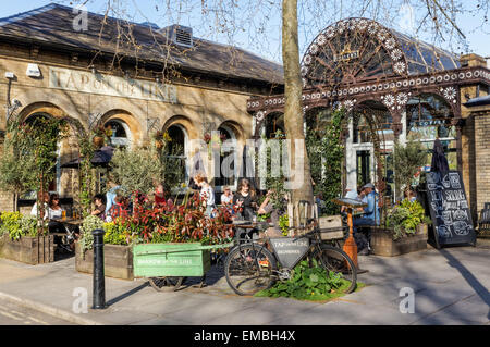 La gente seduta al di fuori il rubinetto sulla linea pub di Kew Gardens, Londra England Regno Unito Regno Unito Foto Stock