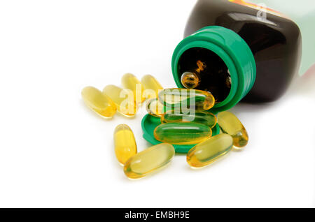 Omega 3 pillole fuoriuscita di un verde bottiglia Foto Stock