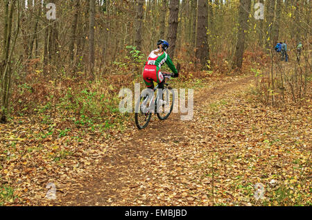 La Repubblica della Bielorussia campionato di cross-country ciclismo 19.10. 2014 - Il percorso della foresta. Le ragazze del ciclo di fase di gara. Foto Stock