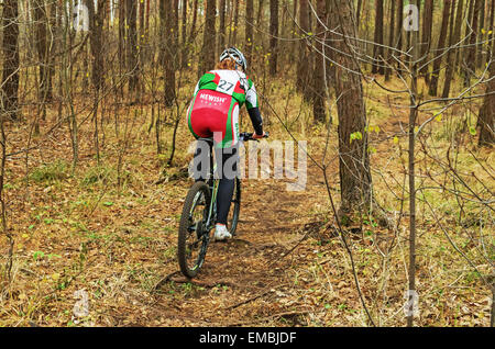 La Repubblica della Bielorussia campionato di cross-country ciclismo 19.10. 2014 - Il percorso della foresta. Le ragazze del ciclo di fase di gara. Foto Stock