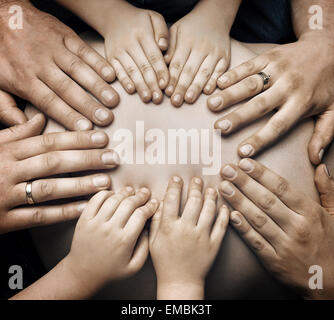 La famiglia aspetta per un nuovo elemento di incantevole Foto Stock