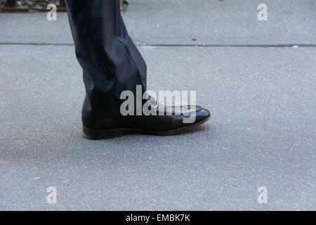 Immagine ravvicinata di un uomo vestito della calzatura e gamba come egli cammina nella città di New York Foto Stock