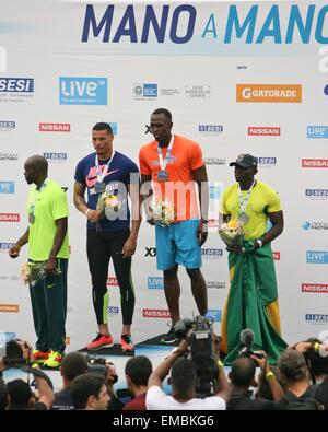 Rio de Janeiro, Brasile, 19 aprile 2015. Il podio di 100m uomini sprint 'mano una mano' sfida. Da sinistra a destra: Churandy Martina (NLD); 4th; Ryan Bailey (USA), 2nd; Usain Bolt (JAM), vincitore; e José Carlos Moreira (BRA), 3rd. Credito: Maria Adelaide Silva/Alamy Live News Foto Stock