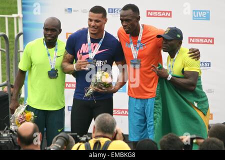 Rio de Janeiro, Brasile, 19 aprile 2015. Il podio di 100m uomini sprint 'mano una mano' sfida. Da sinistra a destra: Churandy Martina (NLD); 4th; Ryan Bailey (USA), 2nd; Usain Bolt (JAM), vincitore; e José Carlos Moreira (BRA), 3rd. Credito: Maria Adelaide Silva/Alamy Live News Foto Stock