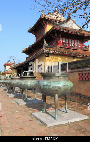 Il Vietnam, la tinta, la Cittadella, la città imperiale, Hien Tam Pavilion, dinastici urne, Foto Stock
