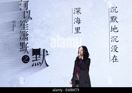 Pechino, Cina. Xix Apr, 2015. Il cantante Na Ying esegue in occasione di una conferenza stampa della canzone di tema per il film 'My Sunshine' presso il Beijing Jiaotong University di Pechino, capitale della Cina, 19 aprile 2015. © Xinhua/Alamy Live News Foto Stock