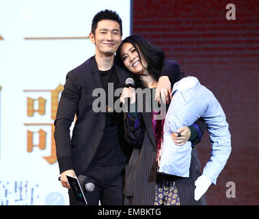 Pechino, Cina. Xix Apr, 2015. Attore Huang Xiaoming (L) abbracci Na Ying in occasione di una conferenza stampa della canzone di tema per il film 'My Sunshine' presso il Beijing Jiaotong University di Pechino, capitale della Cina, 19 aprile 2015. © Xinhua/Alamy Live News Foto Stock