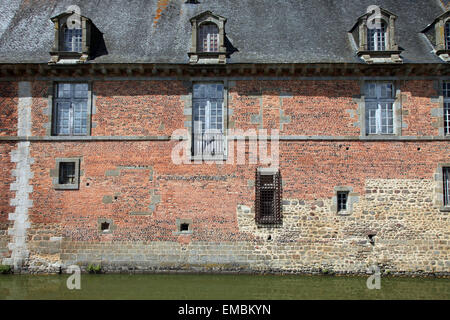 Si tratta di una foto di un dettaglio di un castello in Francia. Si tratta di una antica costruzione in mattoni, pietre e legno Foto Stock