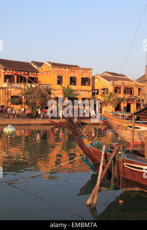 Il Vietnam, Hoi An, Thu Bon River, barche, persone Foto Stock