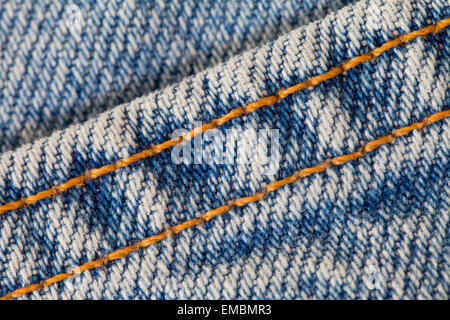 Cucitura su blu jean tessuto denim Foto Stock