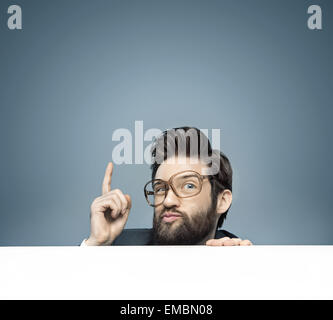 Giovani manager ci avvertimento contro qualcosa Foto Stock