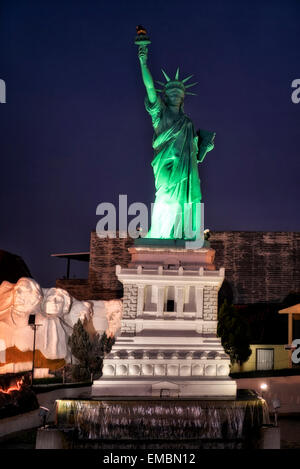 Mondo in miniatura. Statua della libertà. Modelli scalati di luoghi iconici del mondo al Siam Mini World Pattaya Thailandia. S. E. Asia. Foto Stock