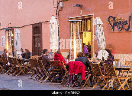 Riscaldatori di patio esterno street bar di notte di San Cristóbal de La Laguna, Tenerife, Isole Canarie, Spagna Foto Stock