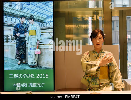 Tokyo, Giappone. Xx Aprile, 2015. Rivestiti in kimono tradizionali, Aiko Chihara fa il suo debutto presso il banco informazioni della Tokyo gli esclusivi Mitsukoshi department store di lunedì, 20 aprile 2015. Aiko, un robot umanoide realizzato da Toshiba, sorrisi e archi a clienti e offre la possibilità di sei minuti di guida con informazioni circa il negozio prestedious inclusi gli eventi. Credito: Natsuki Sakai/AFLO/Alamy Live News Foto Stock