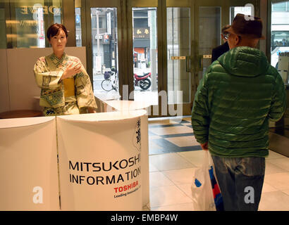 Tokyo, Giappone. Xx Aprile, 2015. Rivestiti in kimono tradizionali, Aiko Chihara fa il suo debutto presso il banco informazioni della Tokyo gli esclusivi Mitsukoshi department store di lunedì, 20 aprile 2015. Aiko, un robot umanoide realizzato da Toshiba, sorrisi e archi a clienti e offre la possibilità di sei minuti di guida con informazioni circa il negozio prestedious inclusi gli eventi. Credito: Natsuki Sakai/AFLO/Alamy Live News Foto Stock