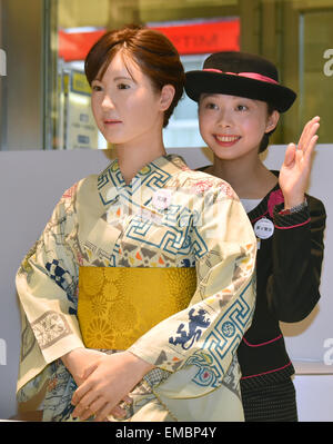 Tokyo, Giappone. Xx Aprile, 2015. Rivestiti in kimono tradizionali, Aiko Chihara fa il suo debutto presso il banco informazioni della Tokyo gli esclusivi Mitsukoshi department store di lunedì, 20 aprile 2015. Aiko, un robot umanoide realizzato da Toshiba, sorrisi e archi a clienti e offre la possibilità di sei minuti di guida con informazioni circa il negozio prestedious inclusi gli eventi. Credito: Natsuki Sakai/AFLO/Alamy Live News Foto Stock